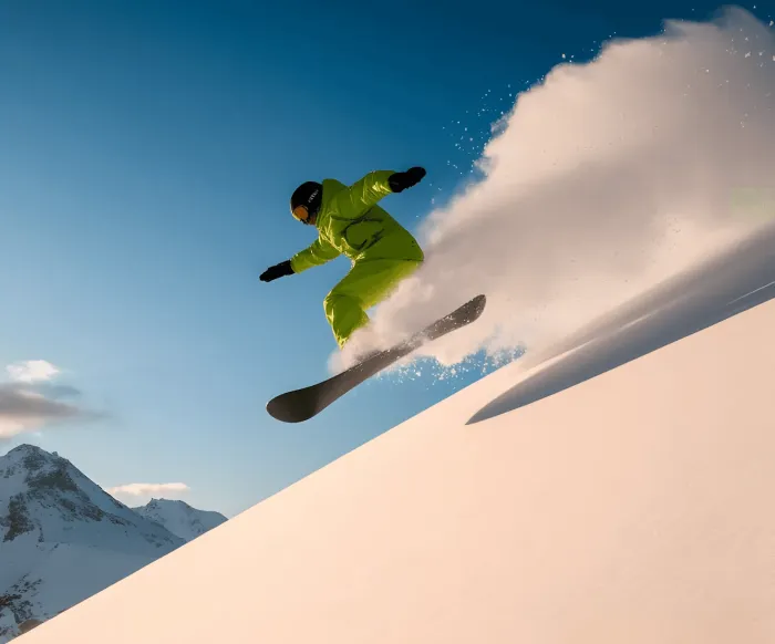 Snowboarder en una montaña nevada.