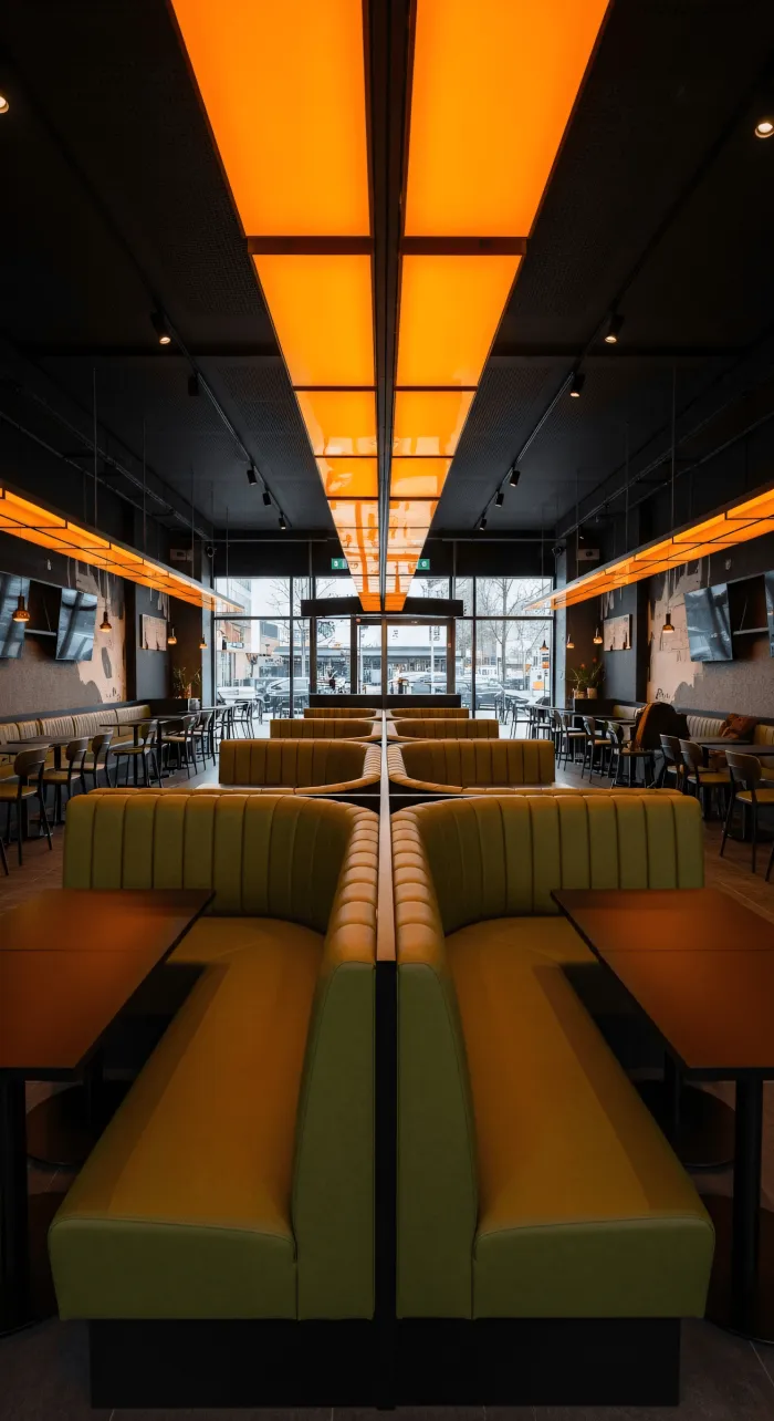 Barra de restaurante con iluminación cálida y operación de servicio.