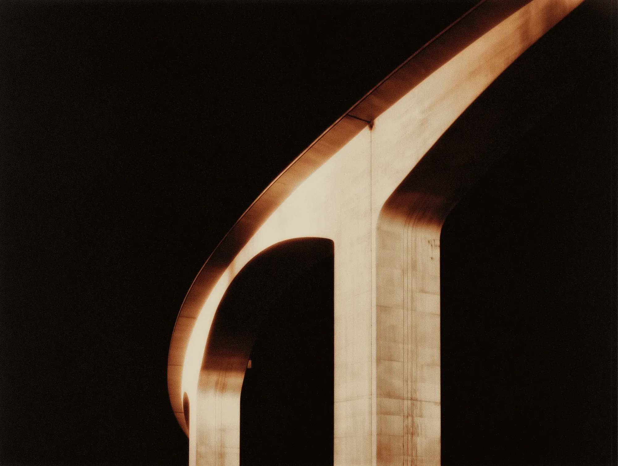 Arco arquitectónico iluminado como símbolo de cruce para estudiantes J-1.