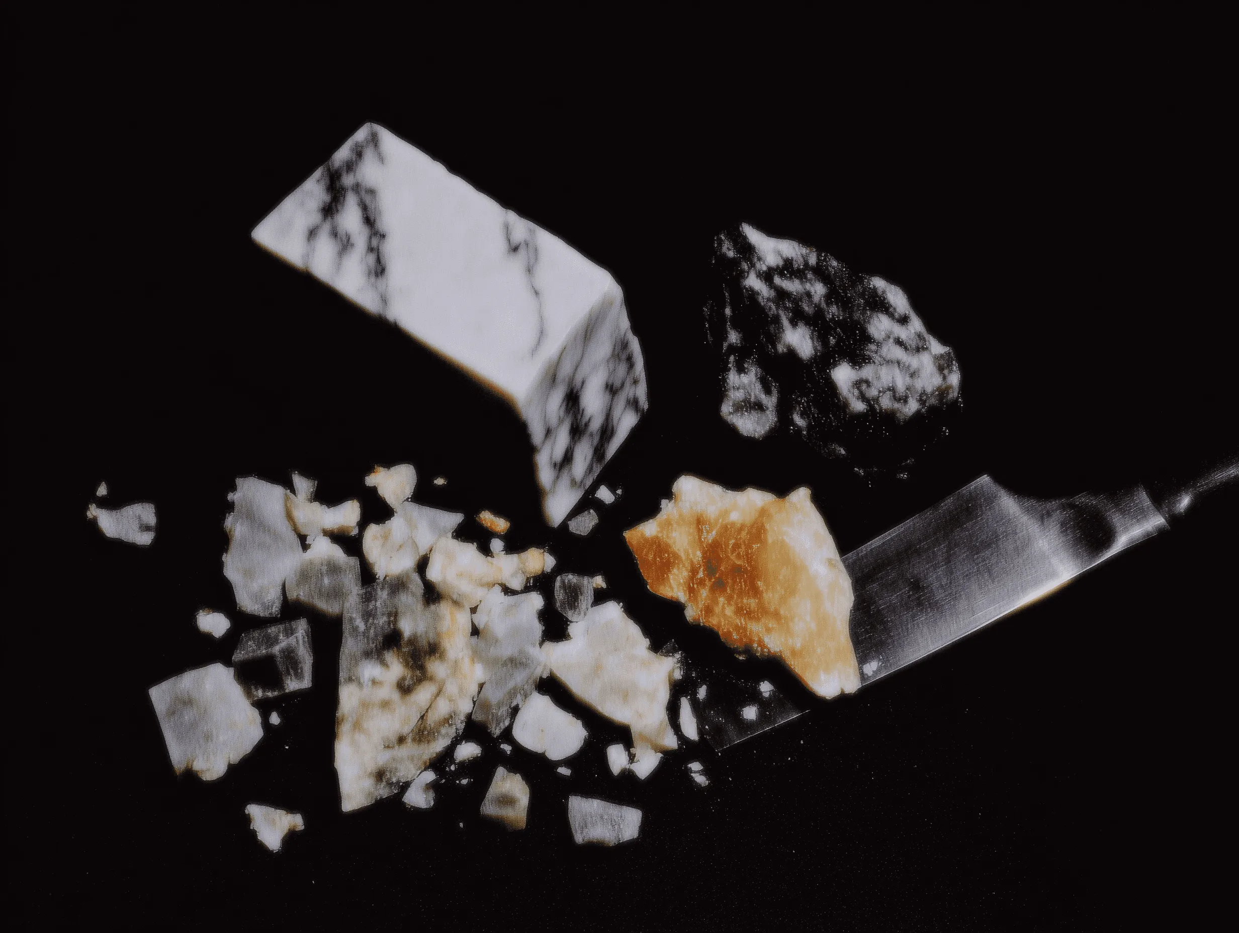 Cubos de hielo sobre fondo oscuro.